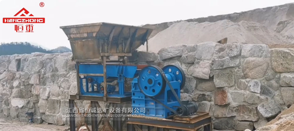 Feeding large rocks into primary jaw crusher by vibrating feeder