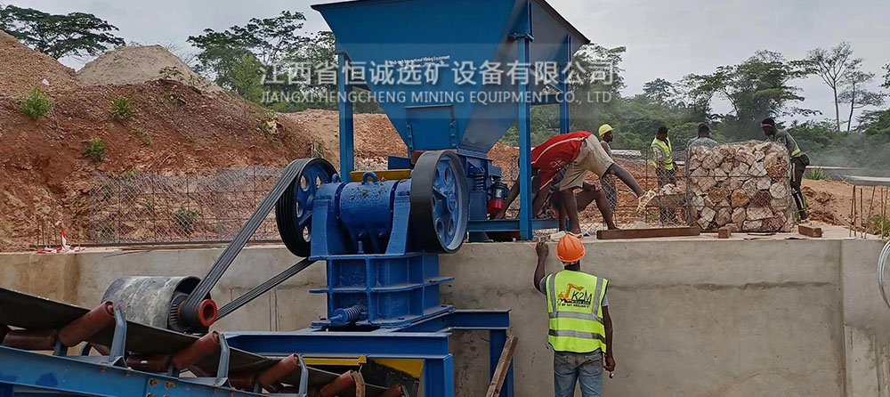 Feeding large rocks into primary jaw crusher by chute feeder