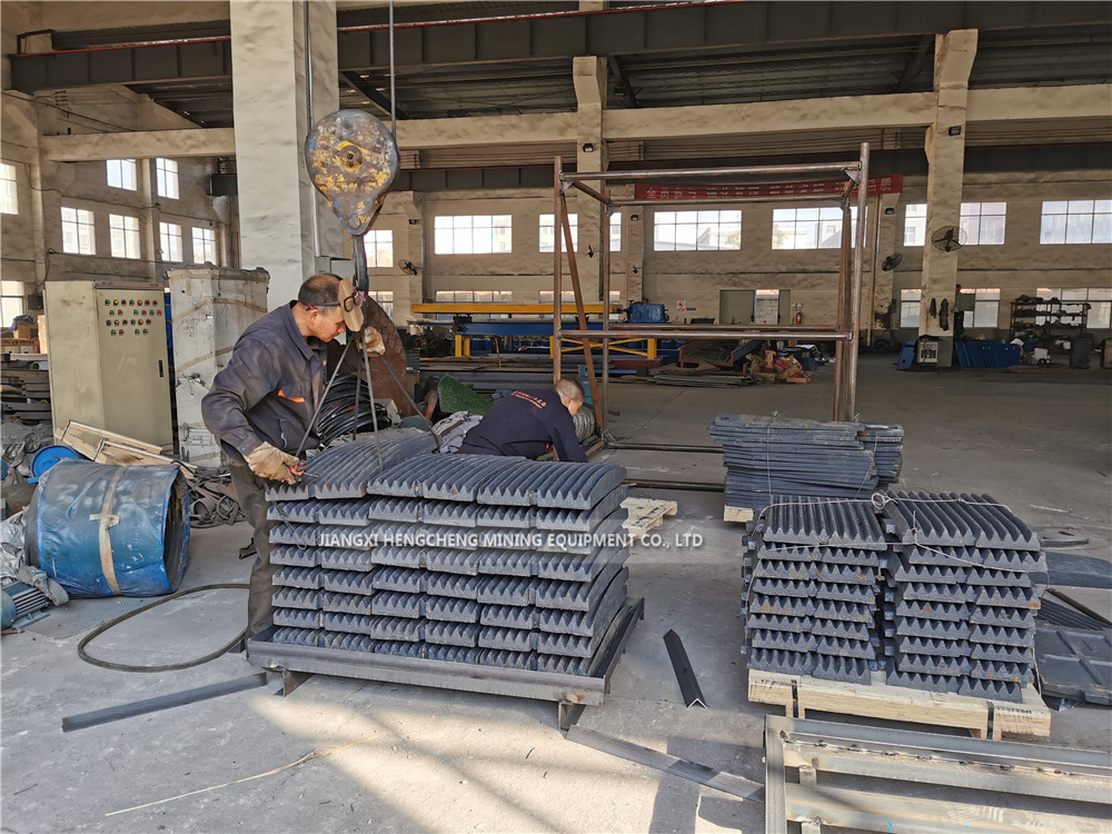 High manganese steel jaw plates inside primary jaw crusher
